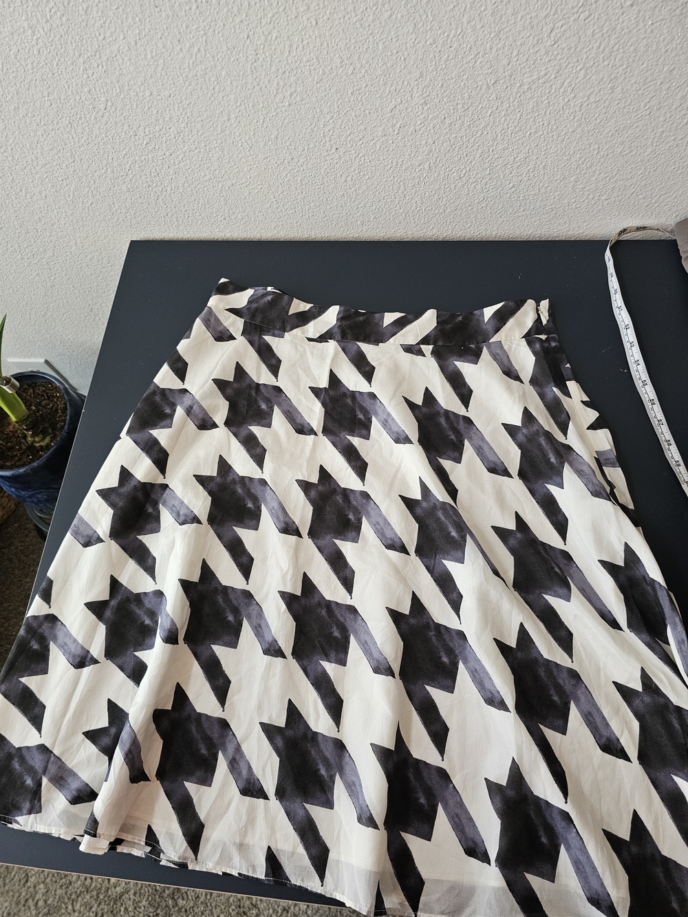 Liz Claiborne New York Black Ivory Abstract Print A-Line Midi Skirt